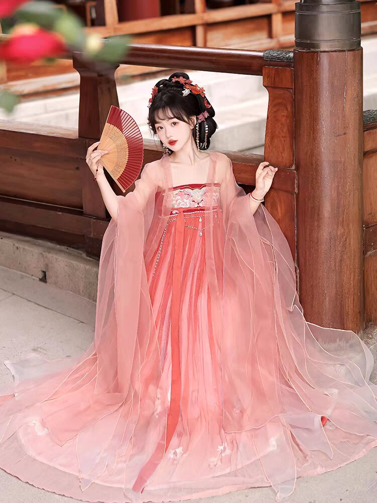 The Revival of Cheongsam:A 20-Year-Old College Students Perspective The Revival of Cheongsam:A 20-Year-Old College Students Perspective