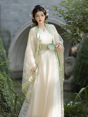 The Splendor of Hanfu Fashion:Furons Style in Ruyi Fangfei The Splendor of Hanfu Fashion:Furons Style in Ruyi Fangfei