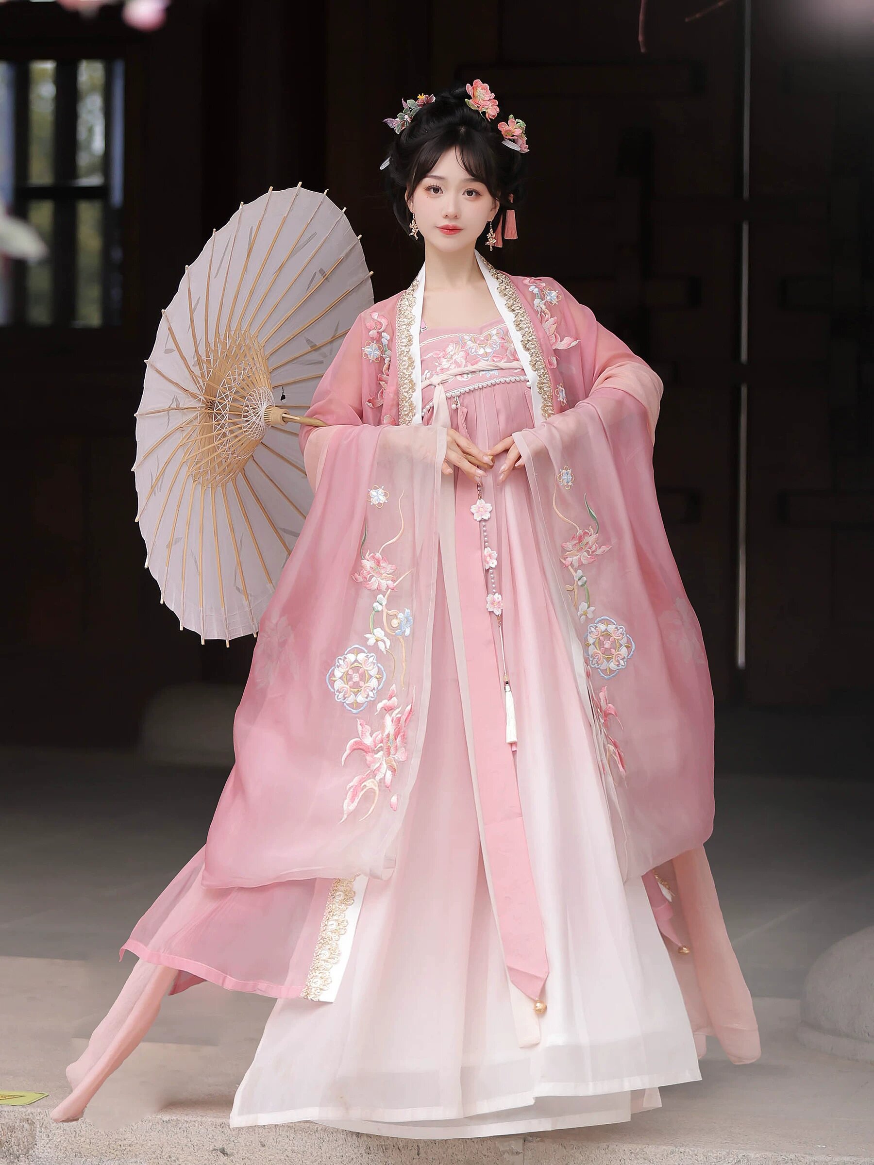 The Splendor of Hanfu:A Journey into the Red of the Chest-High Style The Splendor of Hanfu:A Journey into the Red of the Chest-High Style