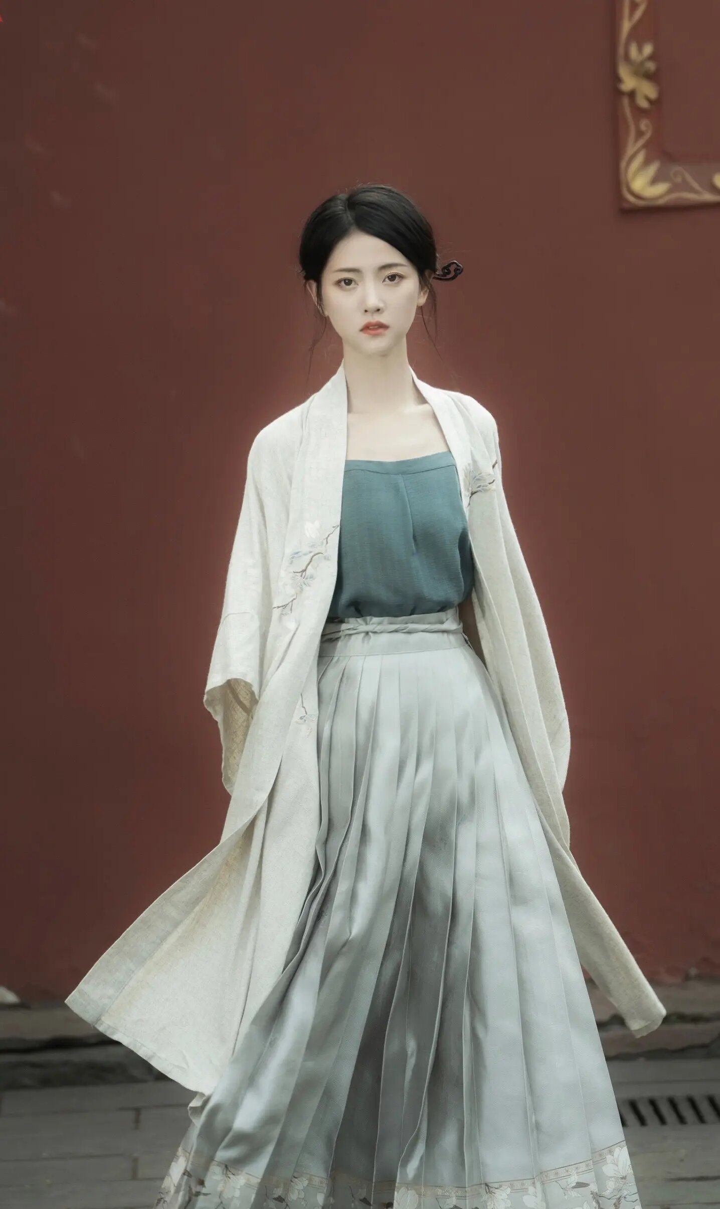 Enhancing the Elegance of a Horseface Skirt with Short Hair Accessories Enhancing the Elegance of a Horseface Skirt with Short Hair Accessories