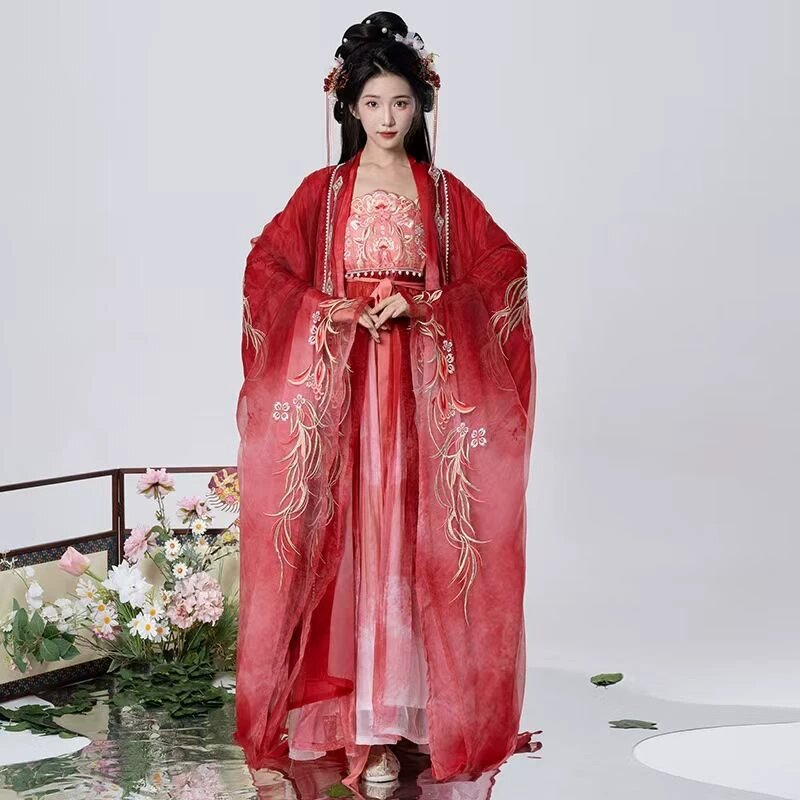 Youthful Elegance in Autumn:The Rise of Modern Qipao as a High-End Fashion Statement Youthful Elegance in Autumn:The Rise of Modern Qipao as a High-End Fashion Statement