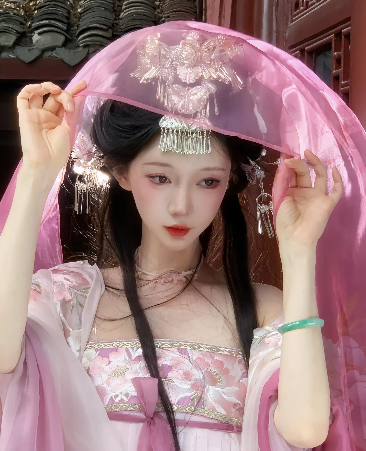 Winter Fashion:The Art of Pairing Qipao Jackets with Outer Layers