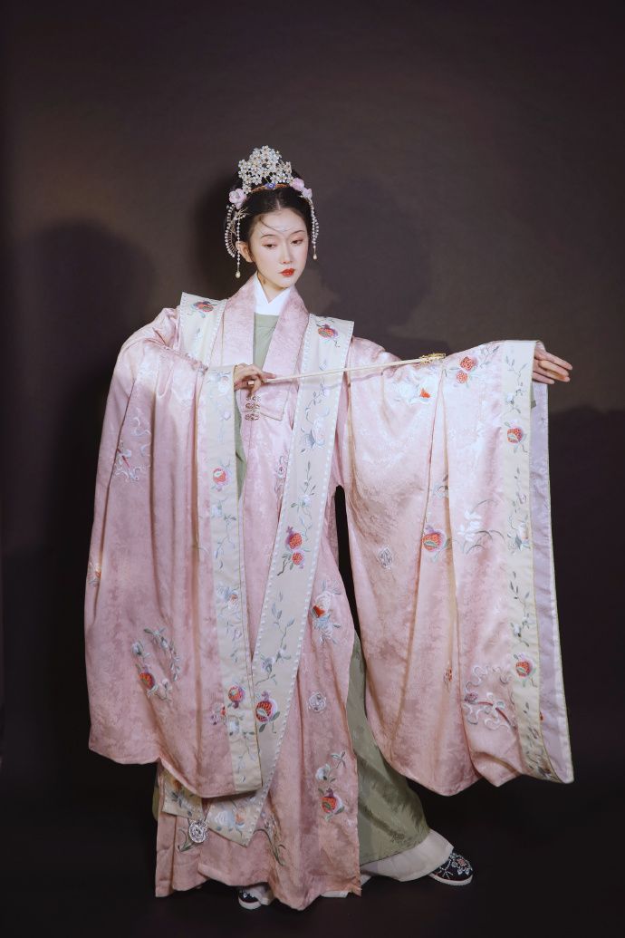 Winter Fashion in Ming-Style Hanfu Shoes Winter Fashion in Ming-Style Hanfu Shoes