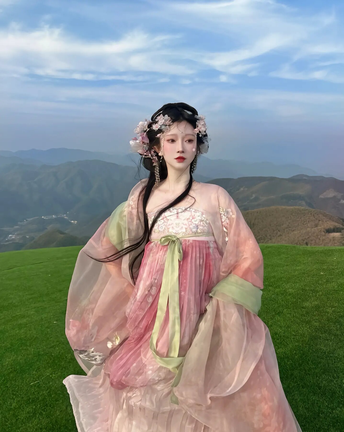 The Revival of Traditional Hanfu:The Elegance of Cross-Collared Long Robes The Revival of Traditional Hanfu:The Elegance of Cross-Collared Long Robes