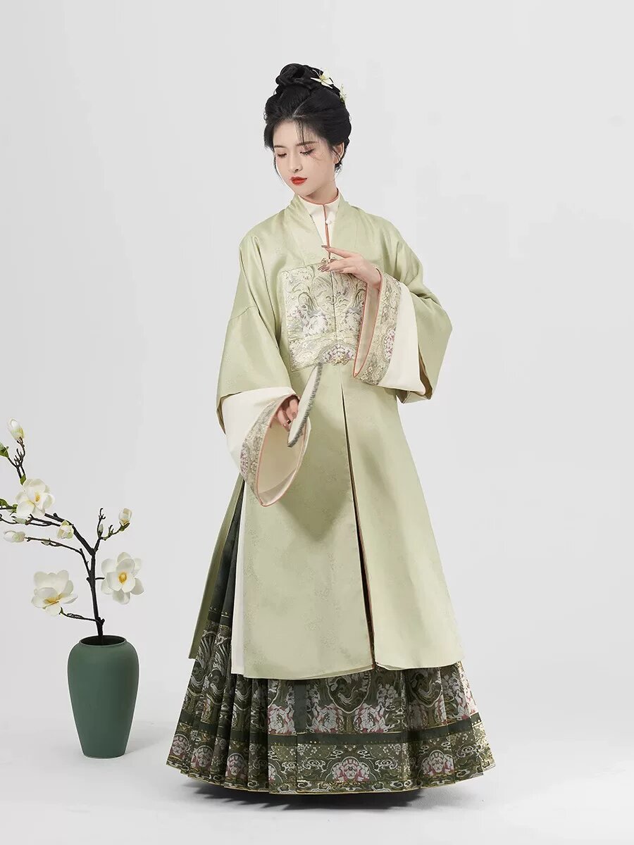 The Literary and Artistic Charm of Cheongsam:A Cultural Icon of China The Literary and Artistic Charm of Cheongsam:A Cultural Icon of China