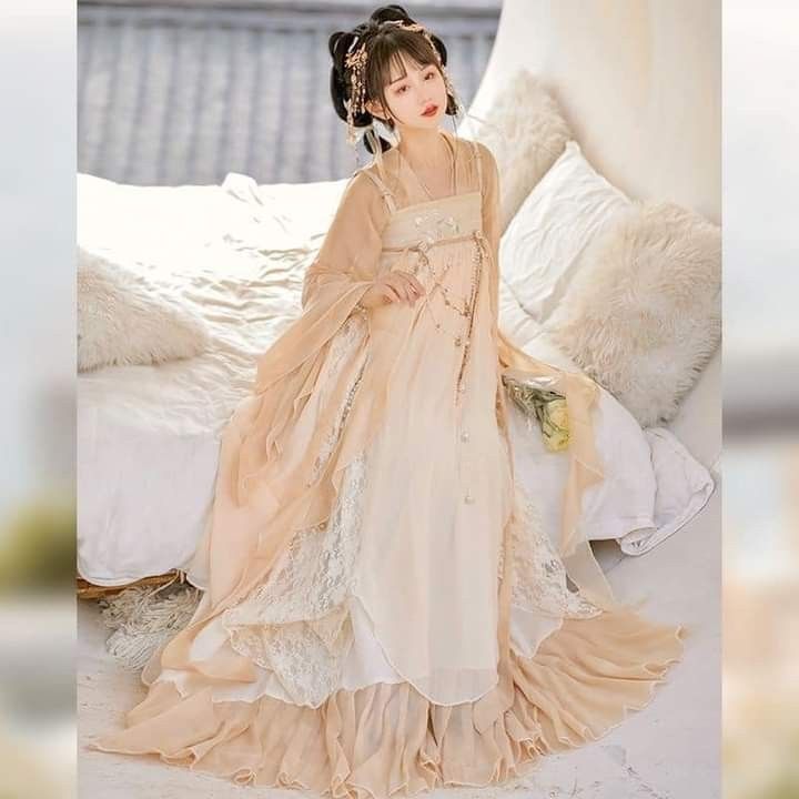 The Adulthood Ceremony:The Evolution of Traditional Hanfu Costumes for Female High School Students The Adulthood Ceremony:The Evolution of Traditional Hanfu Costumes for Female High School Students