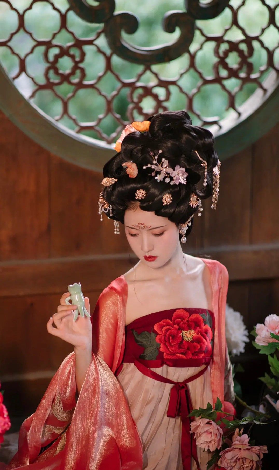 Embracing the New Sino-Chic Style:The Enchantment of Green Cheongsam Embracing the New Sino-Chic Style:The Enchantment of Green Cheongsam