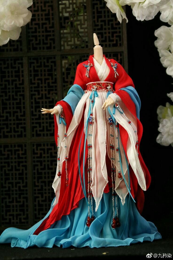 The Red Hanfu Hairband:A Glint of Traditional Elegance
