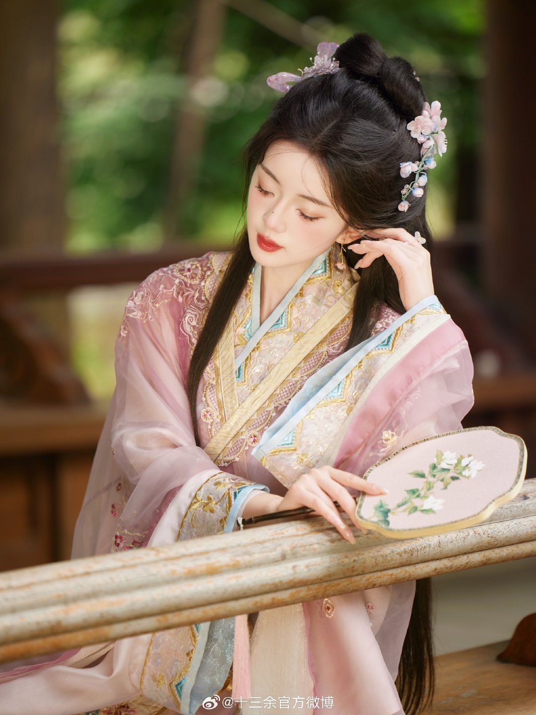 Reinventing Traditional Hanfu Style:The Evolution of National-Inspired Dress into Modern Elegance Reinventing Traditional Hanfu Style:The Evolution of National-Inspired Dress into Modern Elegance