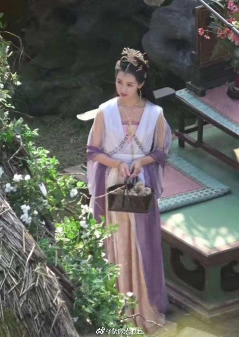 Headwear to Match a Red Pleated Skirt:The Art of Accessorizing a Traditional Chinese Ensemble Headwear to Match a Red Pleated Skirt:The Art of Accessorizing a Traditional Chinese Ensemble