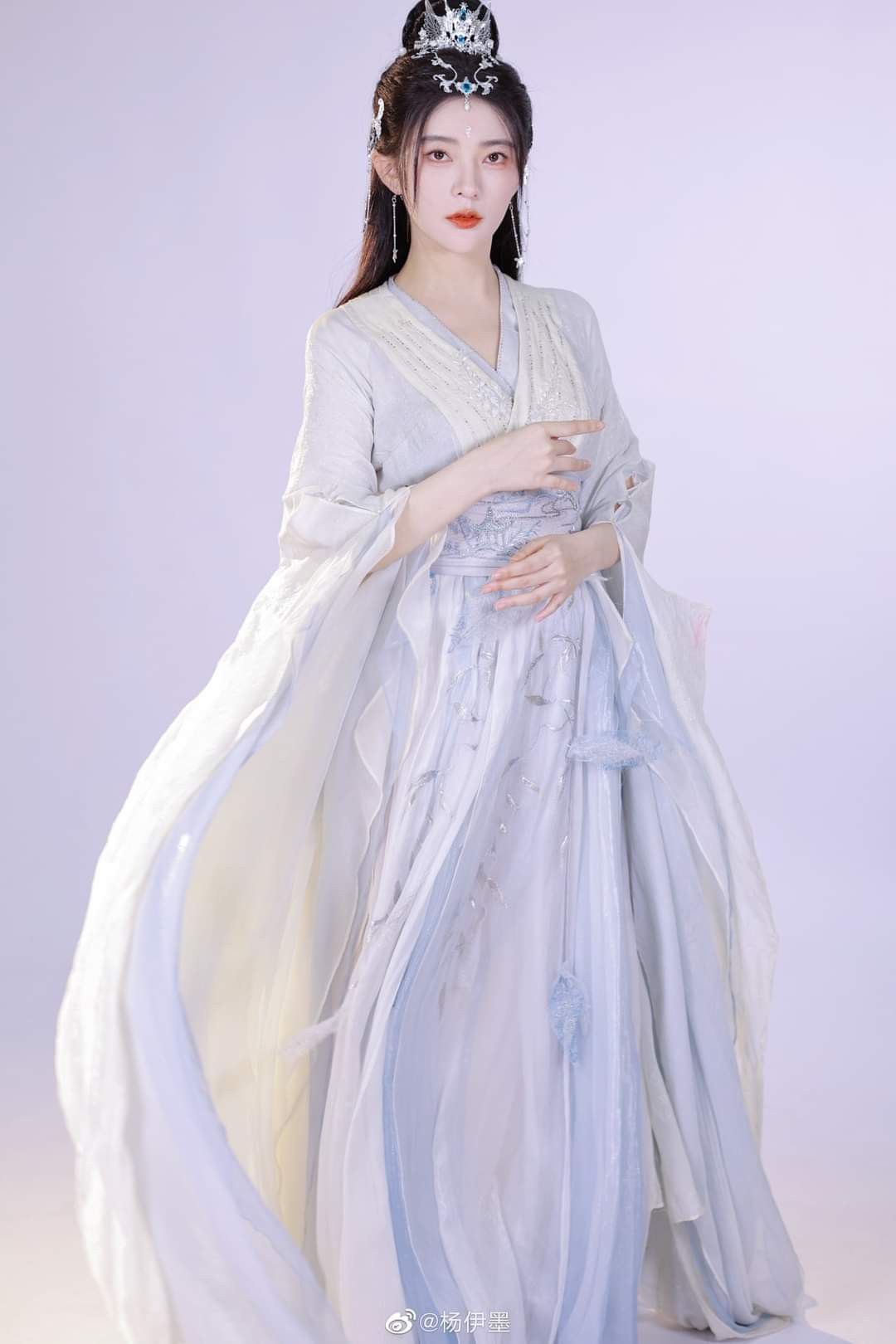Embracing the Elegance of Silk Cheongsam with a Belly-Covering Style Embracing the Elegance of Silk Cheongsam with a Belly-Covering Style