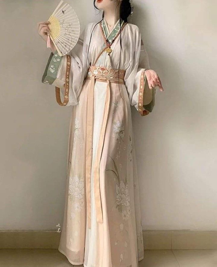 Elegant Silk Cheongsam:A Noble Ladys Choice Elegant Silk Cheongsam:A Noble Ladys Choice