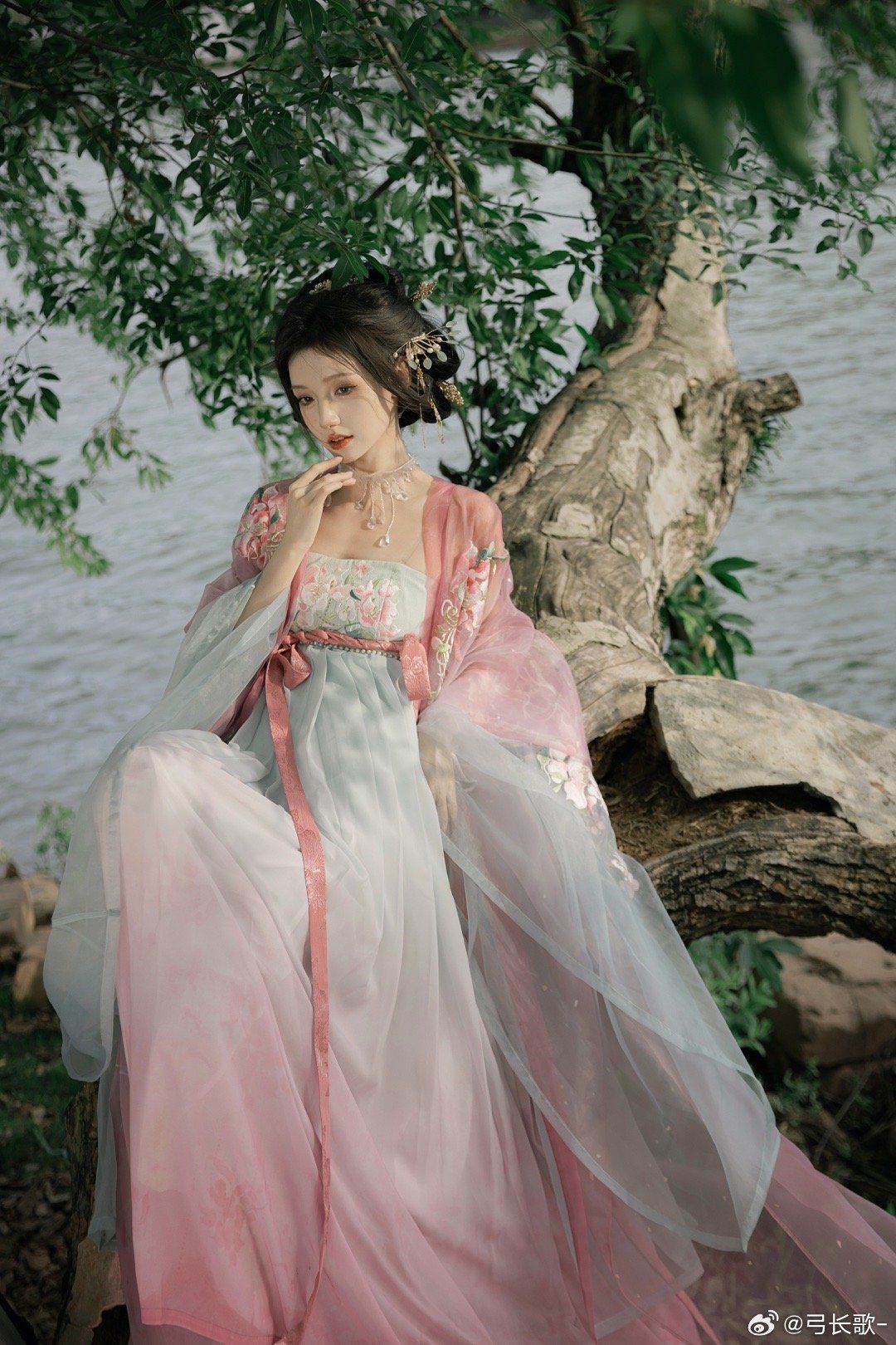 The Five-Year-Old Horseface Skirt:A Cultural Icon of Chinese Traditional Fashion The Five-Year-Old Horseface Skirt:A Cultural Icon of Chinese Traditional Fashion