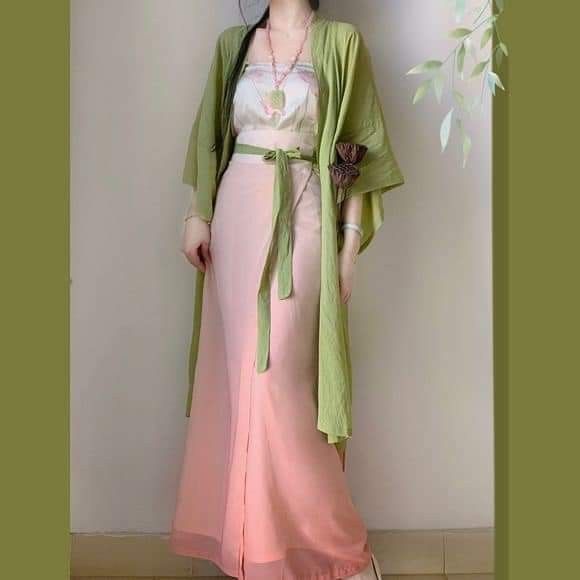 Adolescent Beauty in Traditional Chinese Dress:The 14-Year-Old Girl in Ancient Hanfu Adolescent Beauty in Traditional Chinese Dress:The 14-Year-Old Girl in Ancient Hanfu