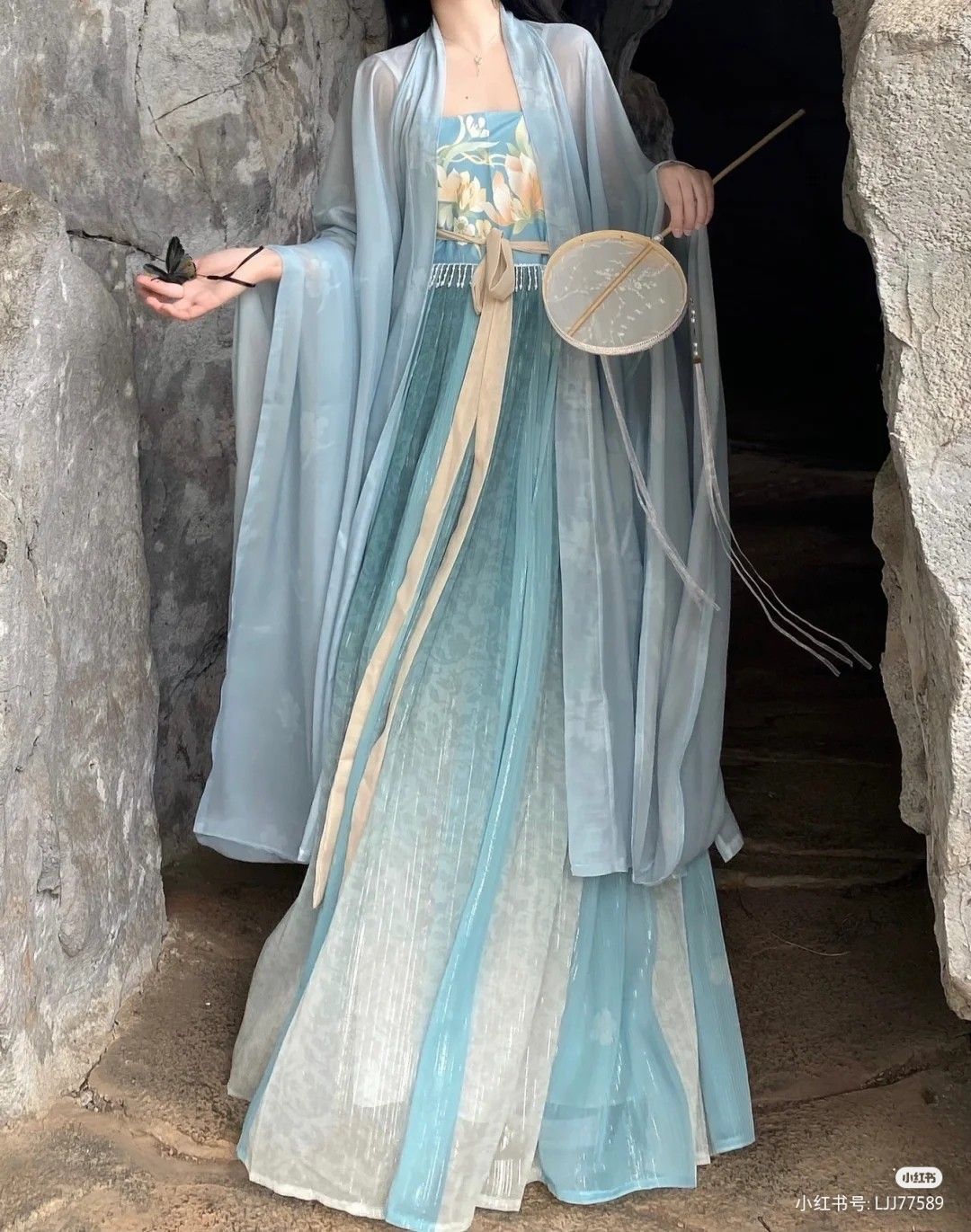 The Elegance of White Cheongsam:Unveiling the Qixi of Traditional Chinese Dress The Elegance of White Cheongsam:Unveiling the Qixi of Traditional Chinese Dress