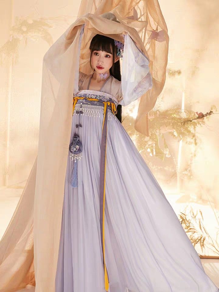 Embracing the Curves:Plus-Size Cheongsam with Bold Legs Embracing the Curves:Plus-Size Cheongsam with Bold Legs