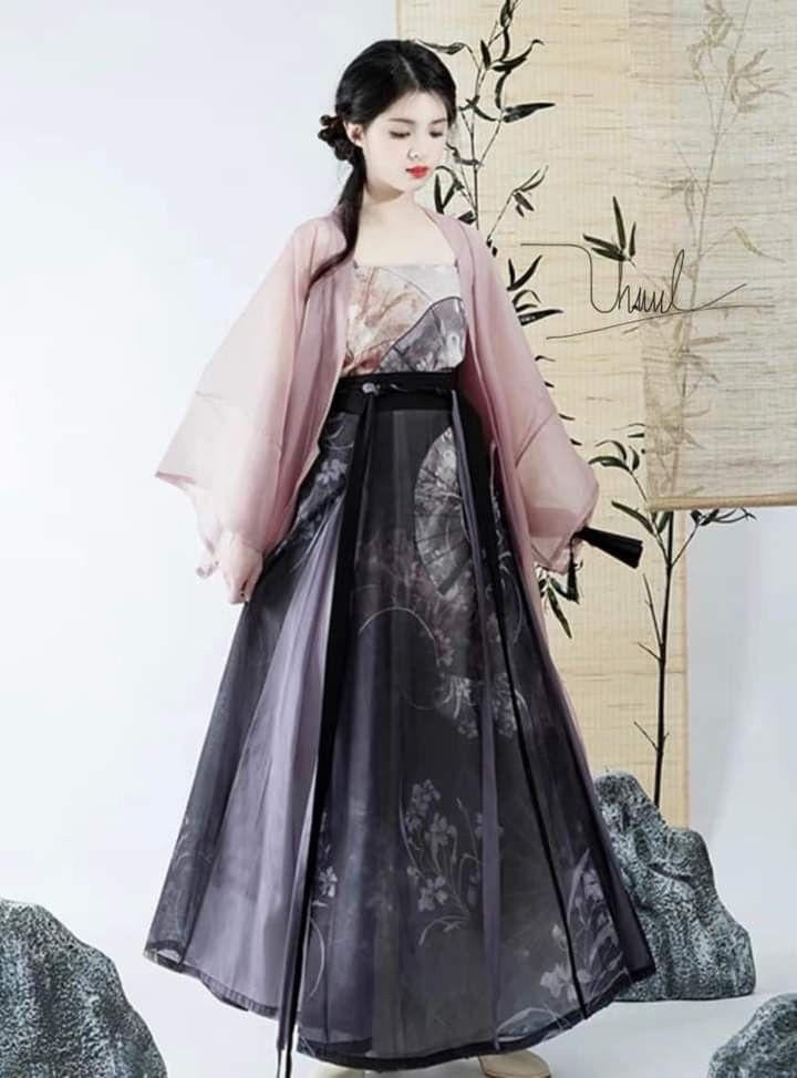 The Rise of Traditional Hanfu Fashion:A Focus on the Post-Press Headdress with Tassel Decorations The Rise of Traditional Hanfu Fashion:A Focus on the Post-Press Headdress with Tassel Decorations