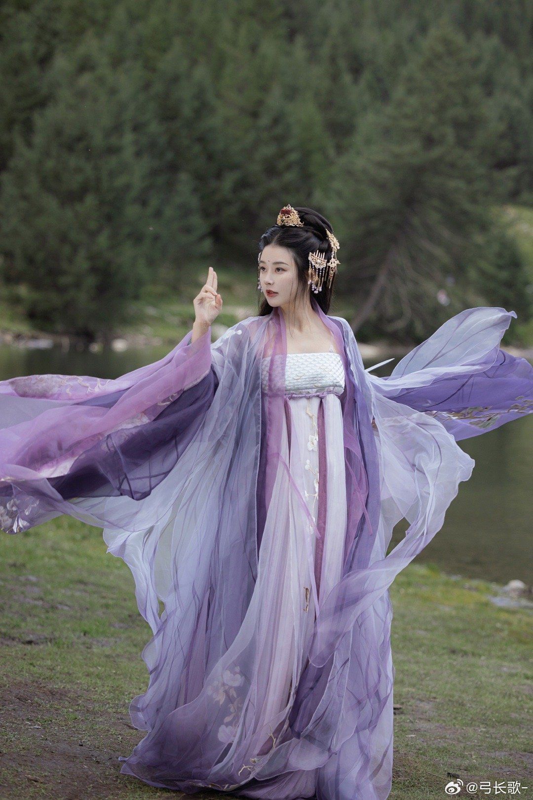 Embracing the Past:Girls Hanfu Headwear and its Evolution in Modern Times