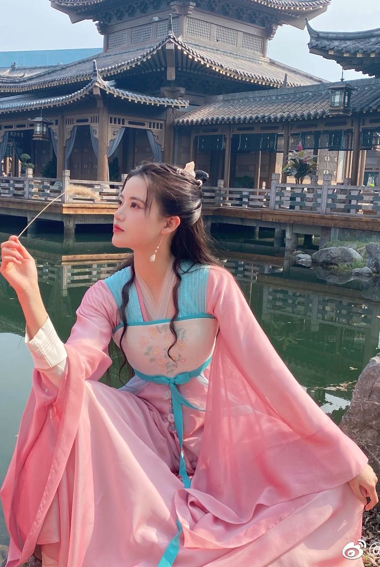 A Relaxed and Modernized Version of the Traditional Cheongsam:The A-Line Cheongsam Revolution A Relaxed and Modernized Version of the Traditional Cheongsam:The A-Line Cheongsam Revolution