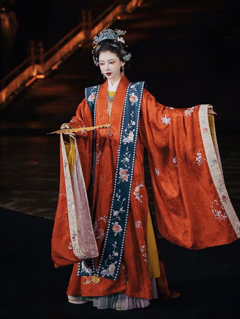 Red Fashionable Tang-Style Cheongsam with New Chinese Zen-Inspired 盘扣 Red Fashionable Tang-Style Cheongsam with New Chinese Zen-Inspired 盘扣