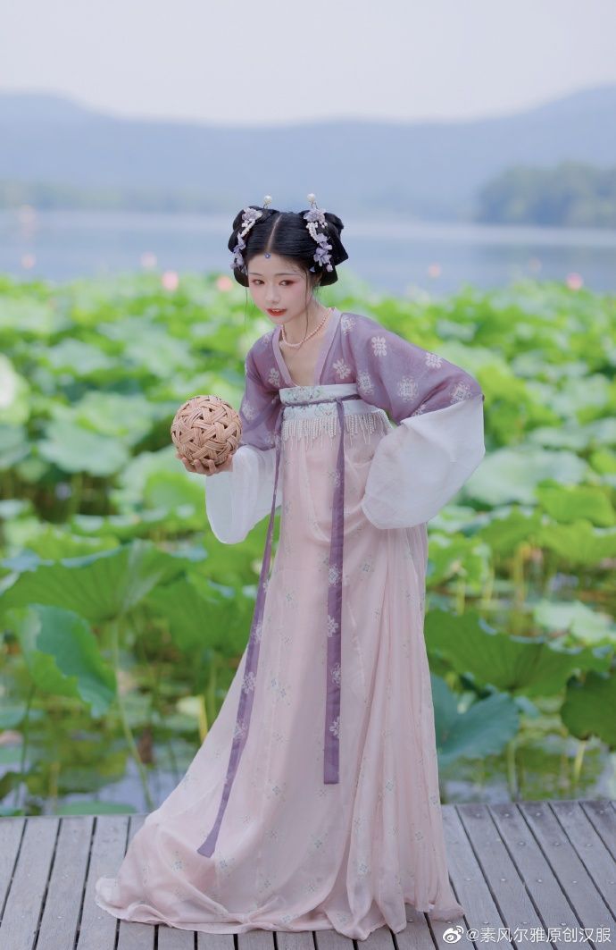Embracing Modernity in a Cheongsam:Fashionable Youth Qipaos with an Edgy Charm Embracing Modernity in a Cheongsam:Fashionable Youth Qipaos with an Edgy Charm