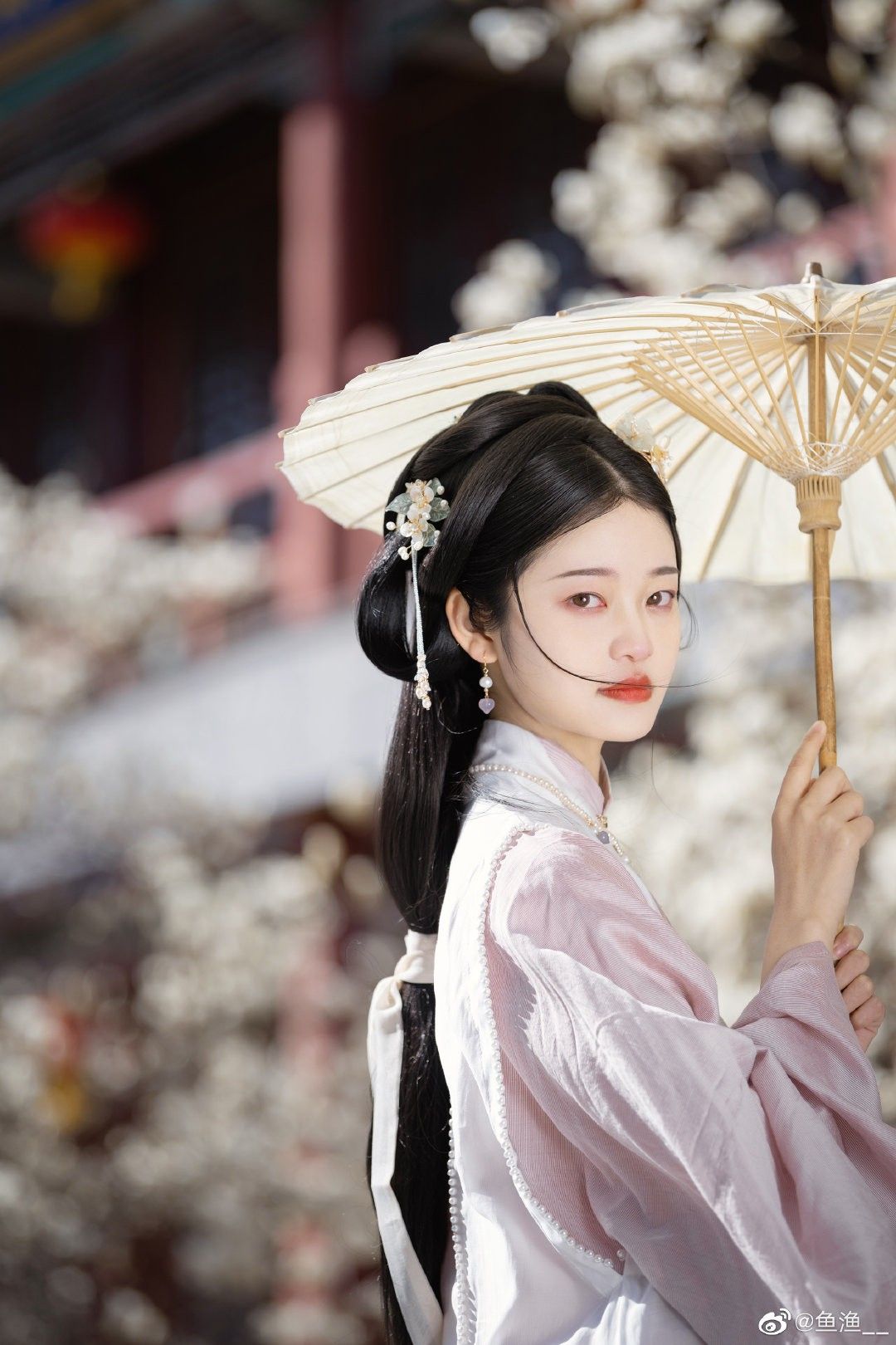 The Elegance of a Hanfu Cheongsam-style Robe:A Woman in a Qixiong Ruqun The Elegance of a Hanfu Cheongsam-style Robe:A Woman in a Qixiong Ruqun