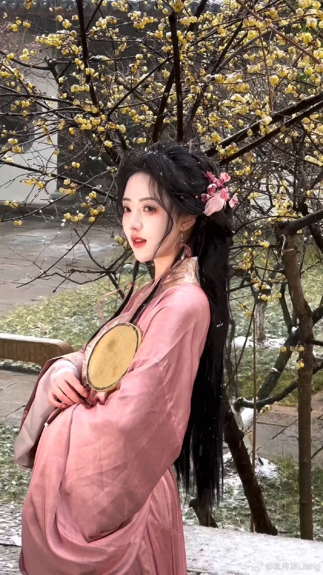 The Charm of Cheongsam Women in Checkered Patterns The Charm of Cheongsam Women in Checkered Patterns