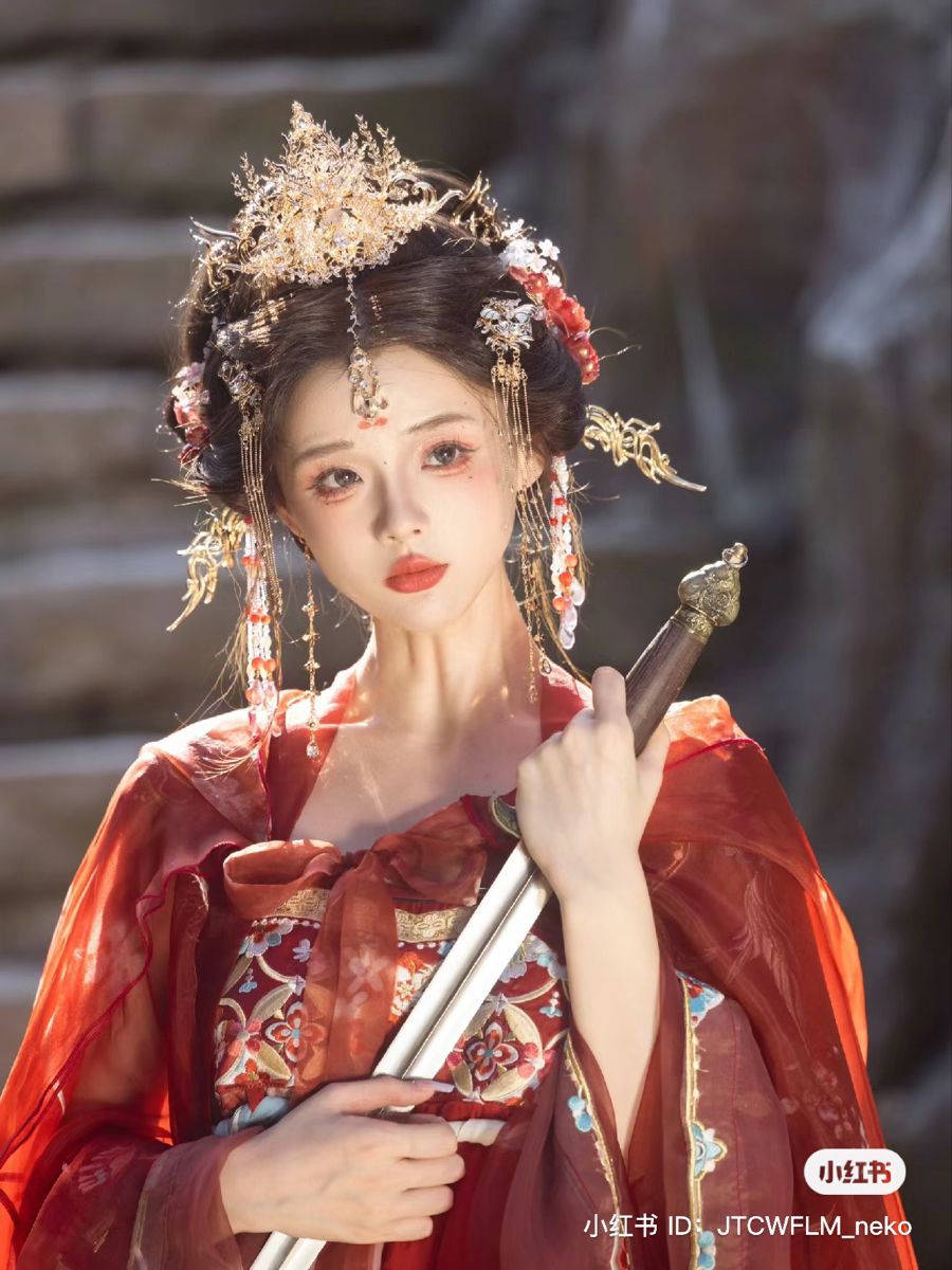 Traditional Chinese Cheongsam in the Light of Ancient Costumes and its Fabric Traditional Chinese Cheongsam in the Light of Ancient Costumes and its Fabric