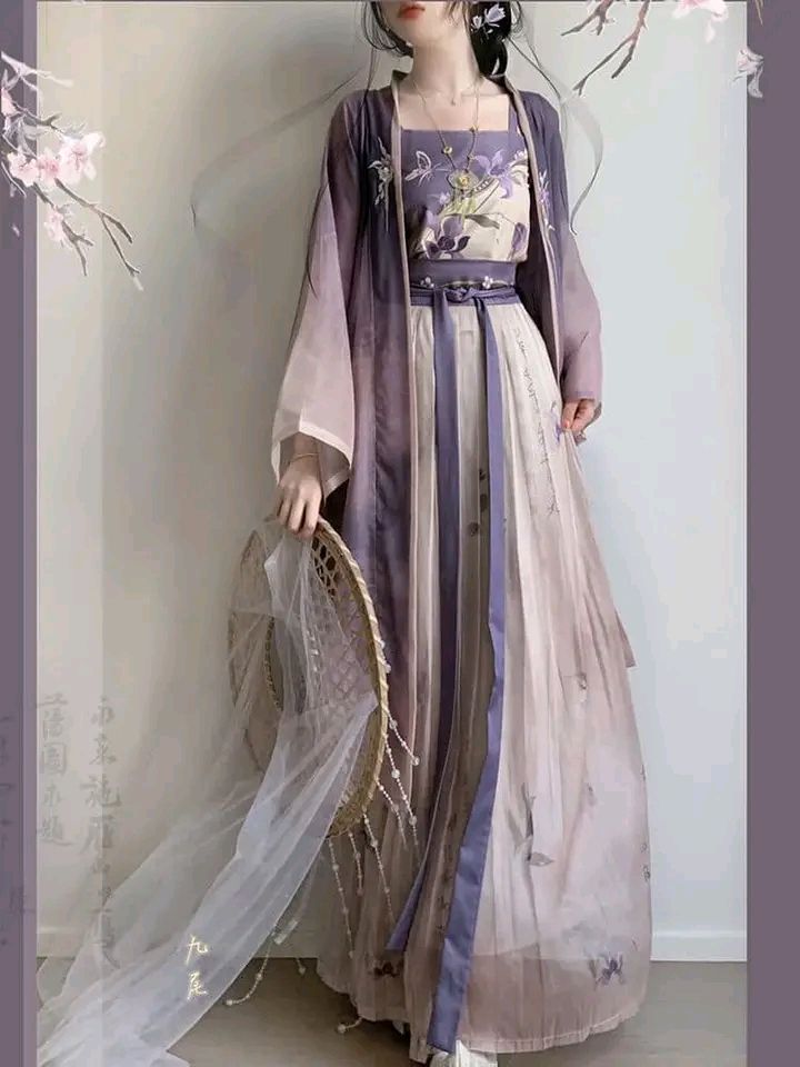 Office-Wearable Horseface Skirt with Embroidery and Gold Thread Office-Wearable Horseface Skirt with Embroidery and Gold Thread