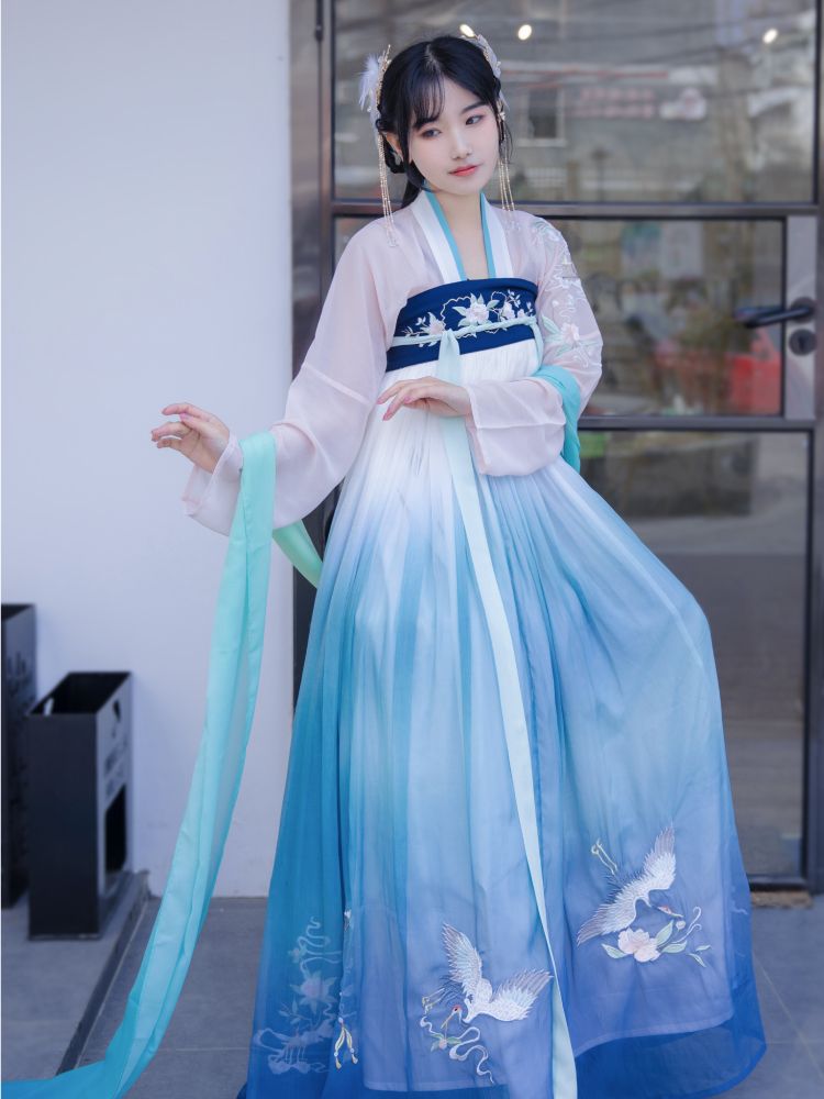 Luxurious and Modern Silk-Improved Cheongsam Skirt:A Fashion Statement of Quality and Elegance Luxurious and Modern Silk-Improved Cheongsam Skirt:A Fashion Statement of Quality and Elegance