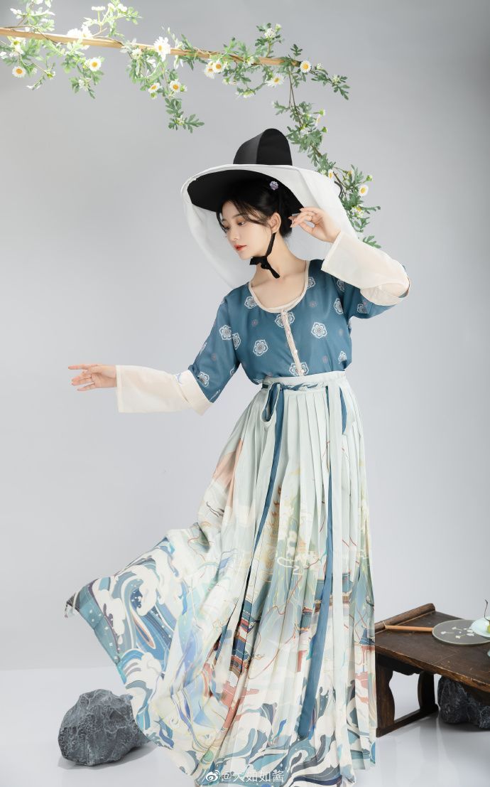 Butterfly Bones and the Splendor of Hanfu:A Journey into Traditional Chinese Clothing Butterfly Bones and the Splendor of Hanfu:A Journey into Traditional Chinese Clothing