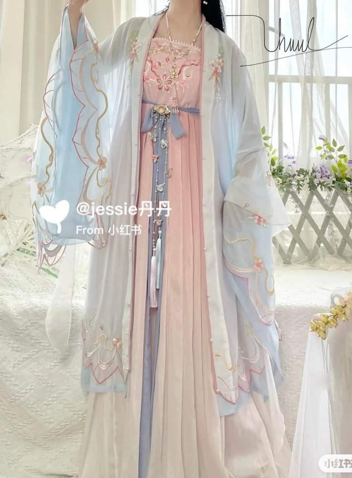 The Rise of Traditional Chinese Style:Youth and Hanfu Fashion The Rise of Traditional Chinese Style:Youth and Hanfu Fashion