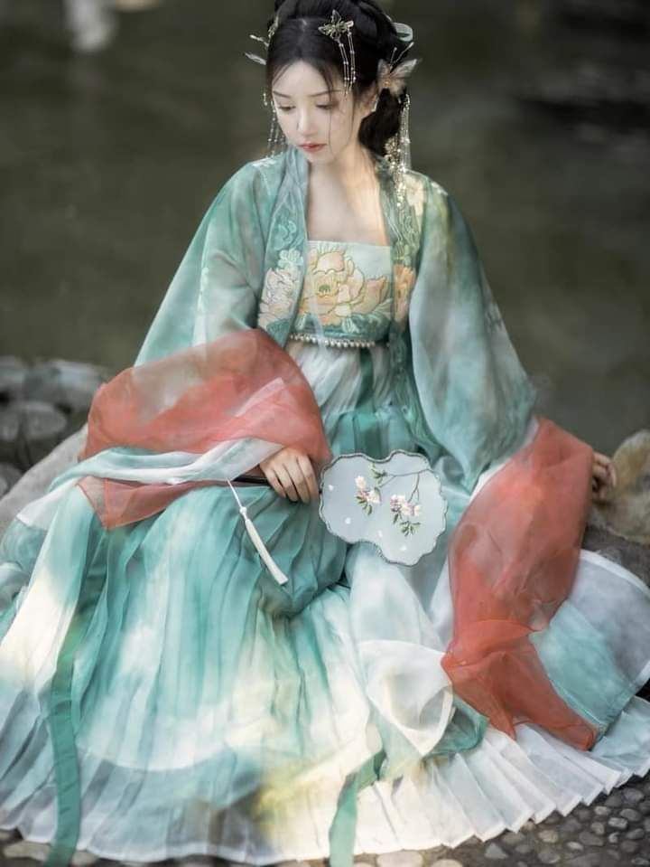 The Elegance of a White Long-Style Cheongsam Qunfu The Elegance of a White Long-Style Cheongsam Qunfu