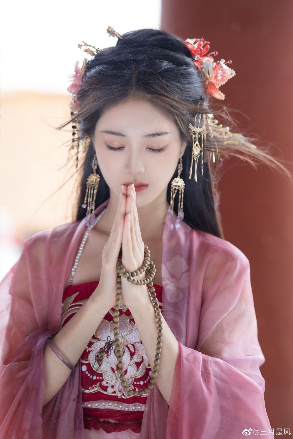 The Evolution of Hanfu Collars:A Journey into Traditional Chinese Jewelry The Evolution of Hanfu Collars:A Journey into Traditional Chinese Jewelry