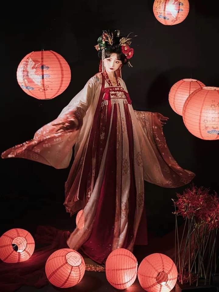 Quip-A-Do:Traditional Elegance in Family Fashion with Four in Customized Parent-Child Couture Quip-A-Do:Traditional Elegance in Family Fashion with Four in Customized Parent-Child Couture