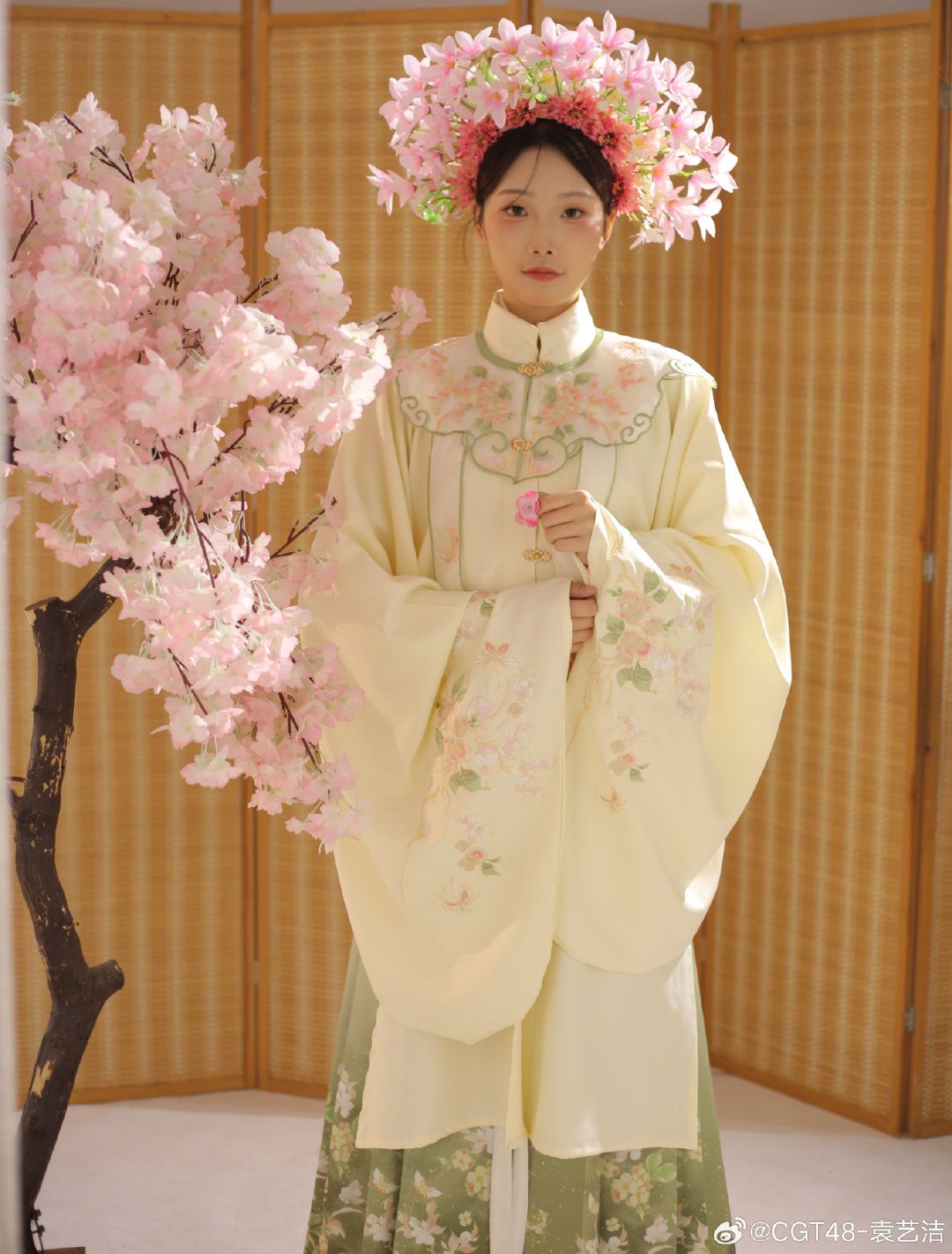 The Rise of Qipao with Plush Overcoat:Fashionable Fusion of Traditional Elegance and Modern Comfort The Rise of Qipao with Plush Overcoat:Fashionable Fusion of Traditional Elegance and Modern Comfort