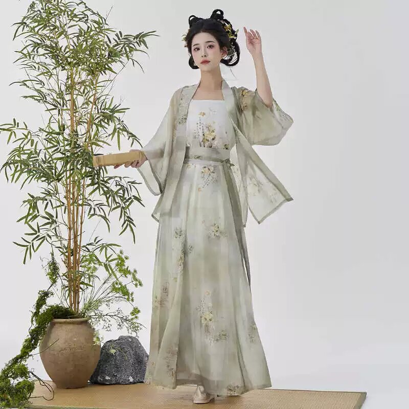 Live Streaming the Revival of Hanfu:Traditional Chinese Fashion in Modern Context Live Streaming the Revival of Hanfu:Traditional Chinese Fashion in Modern Context