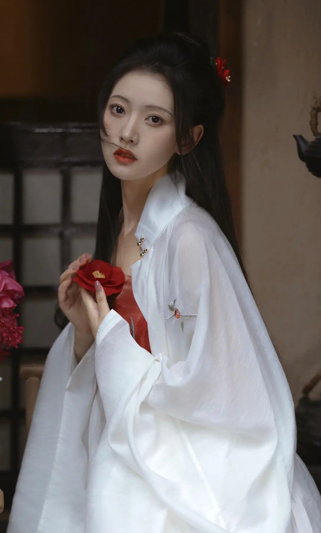 Little Girl in Hanfu and White Shoes:A Glimpse into Traditional Chinese Childrens Fashion Little Girl in Hanfu and White Shoes:A Glimpse into Traditional Chinese Childrens Fashion