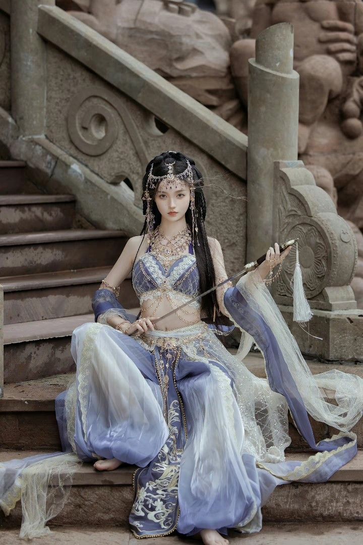 The Enchantment of Traditional Chinese Clothing in the Context of Guanshan Liquor