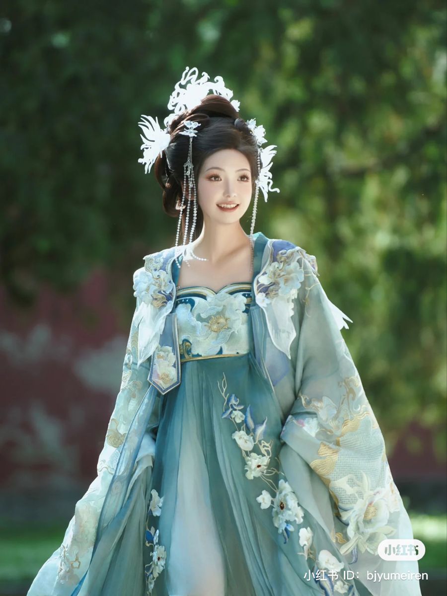 Ultra-Short Cheongsam:The 5cm Revolution Ultra-Short Cheongsam:The 5cm Revolution