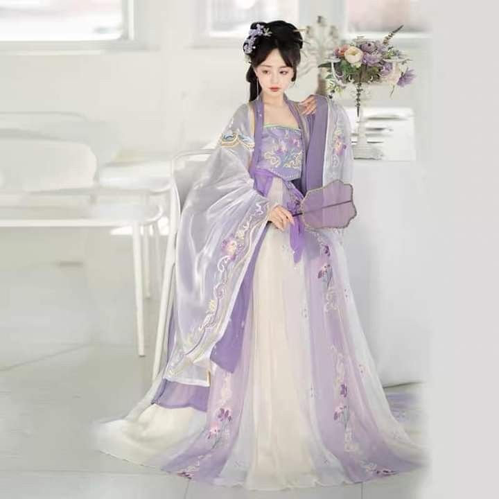 Revisiting Traditional Chinese Hanfu Fashion:Past and Present Revisiting Traditional Chinese Hanfu Fashion:Past and Present