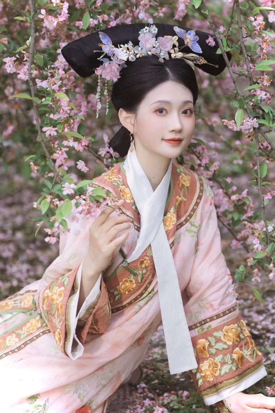 Westland Charm:The Dance of Hanfu with a Touch of Ethereal West Westland Charm:The Dance of Hanfu with a Touch of Ethereal West