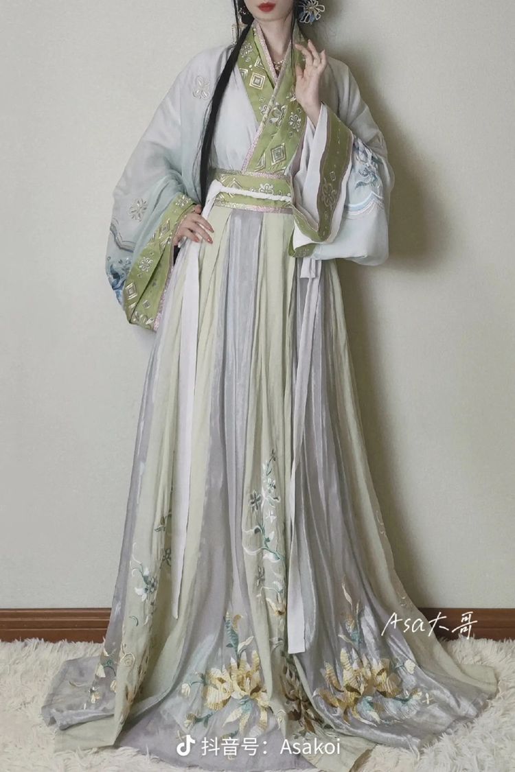 Summer Elegance in Hanfu Style:A Cold and Serene Portrait of a汉服女子 Summer Elegance in Hanfu Style:A Cold and Serene Portrait of a汉服女子