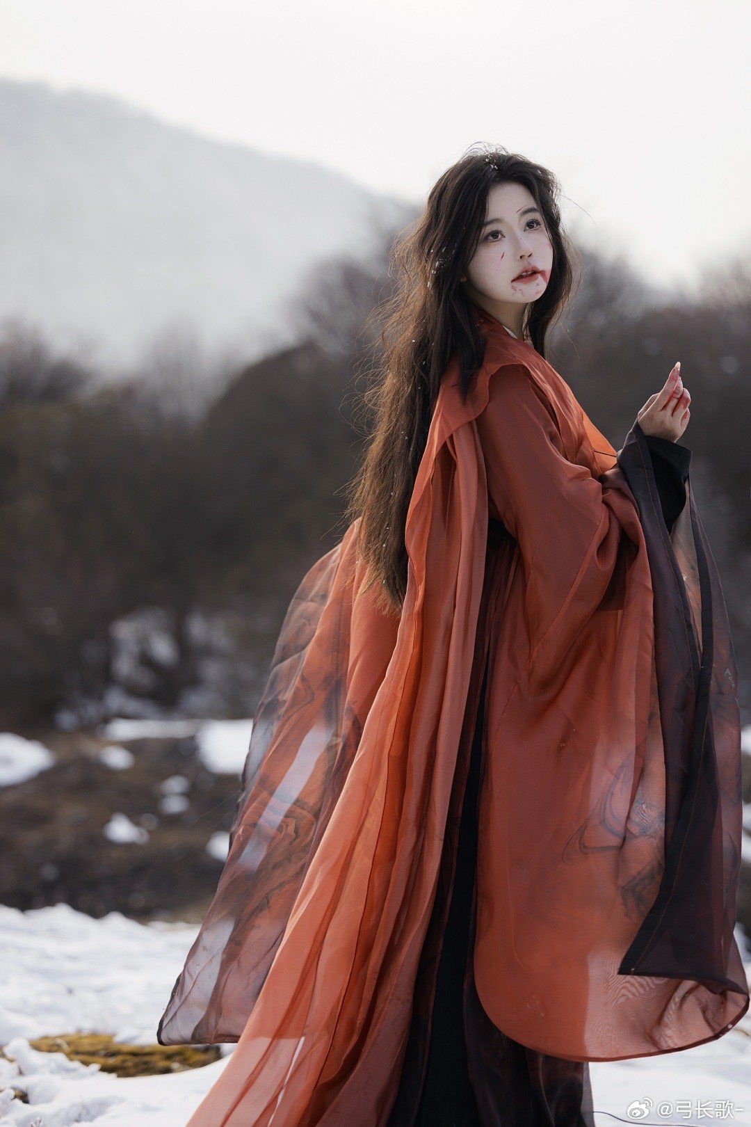 Little Girl in Traditional Hanfu Headdress A Glimpse into the Splendor of Hanfu Culture Little Girl in Traditional Hanfu Headdress A Glimpse into the Splendor of Hanfu Culture