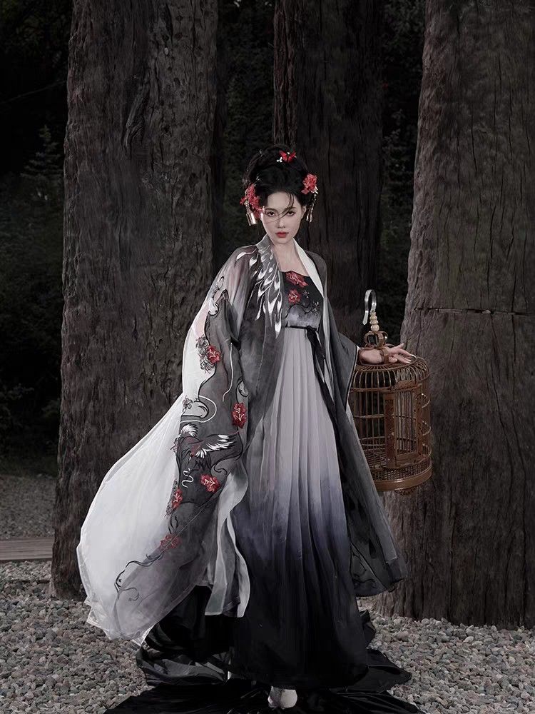 Luo Zhixus Original Hanfu Fashion:A Glimpse into the World of Traditional Elegance Luo Zhixus Original Hanfu Fashion:A Glimpse into the World of Traditional Elegance