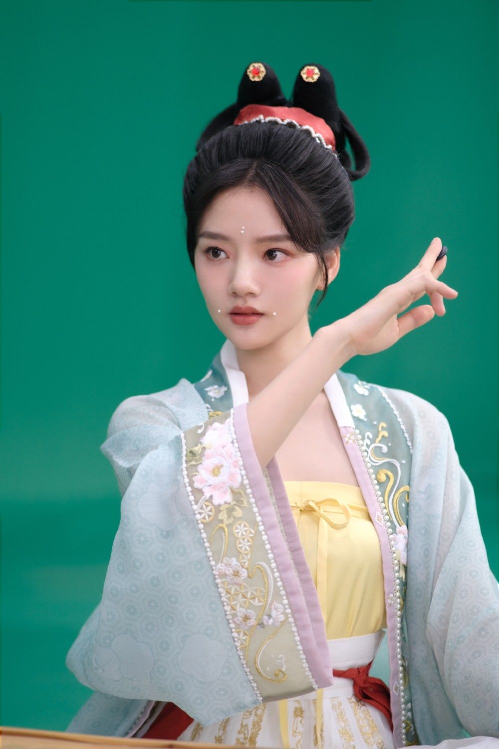 Latest Style of Cheongsam with Open Cardigan and Ice Silk Blend Latest Style of Cheongsam with Open Cardigan and Ice Silk Blend