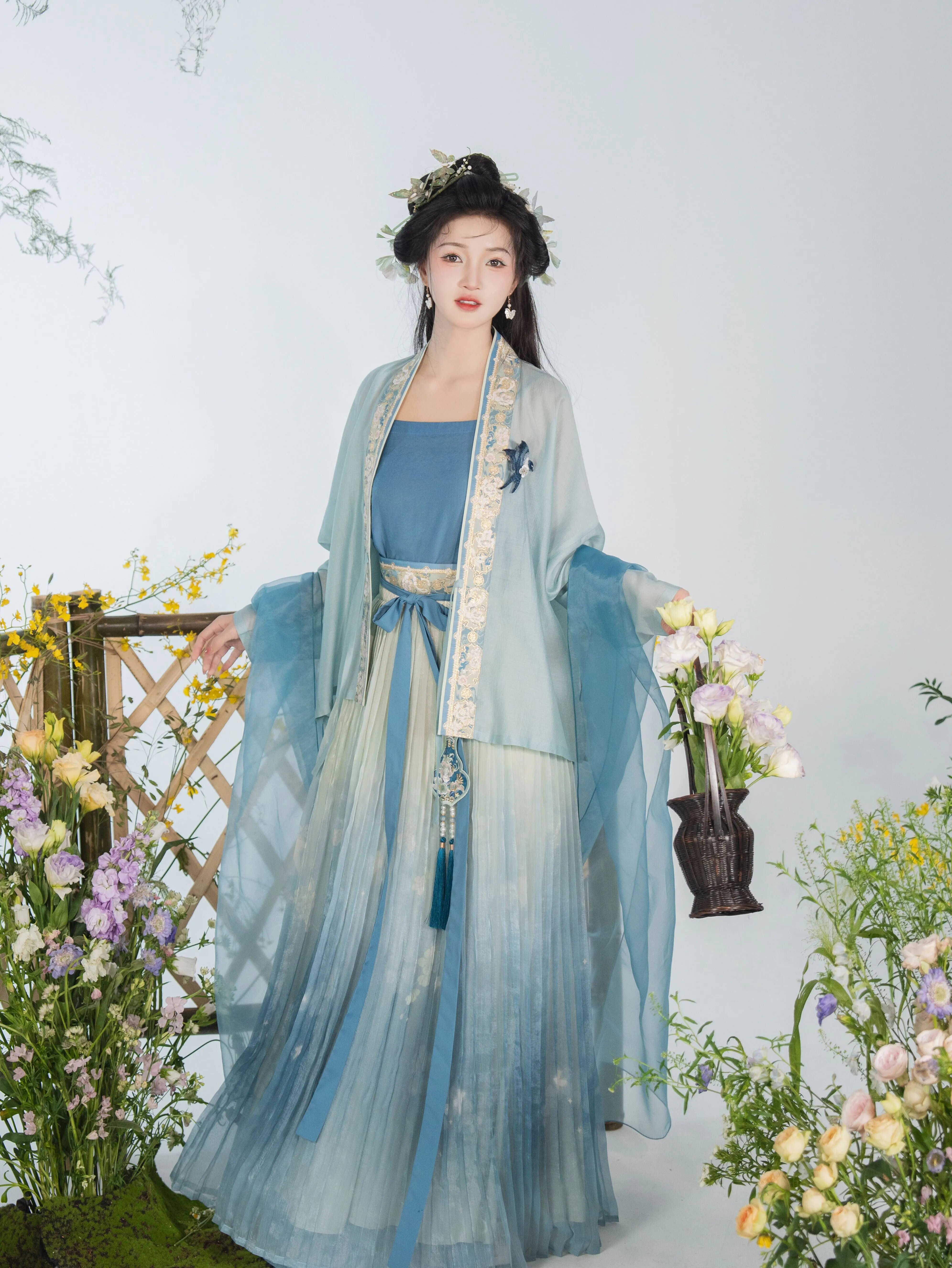 Embracing Traditional Elegance:The Journey of a Student in Original Hanfu Fashion Design by Yanyan Embracing Traditional Elegance:The Journey of a Student in Original Hanfu Fashion Design by Yanyan