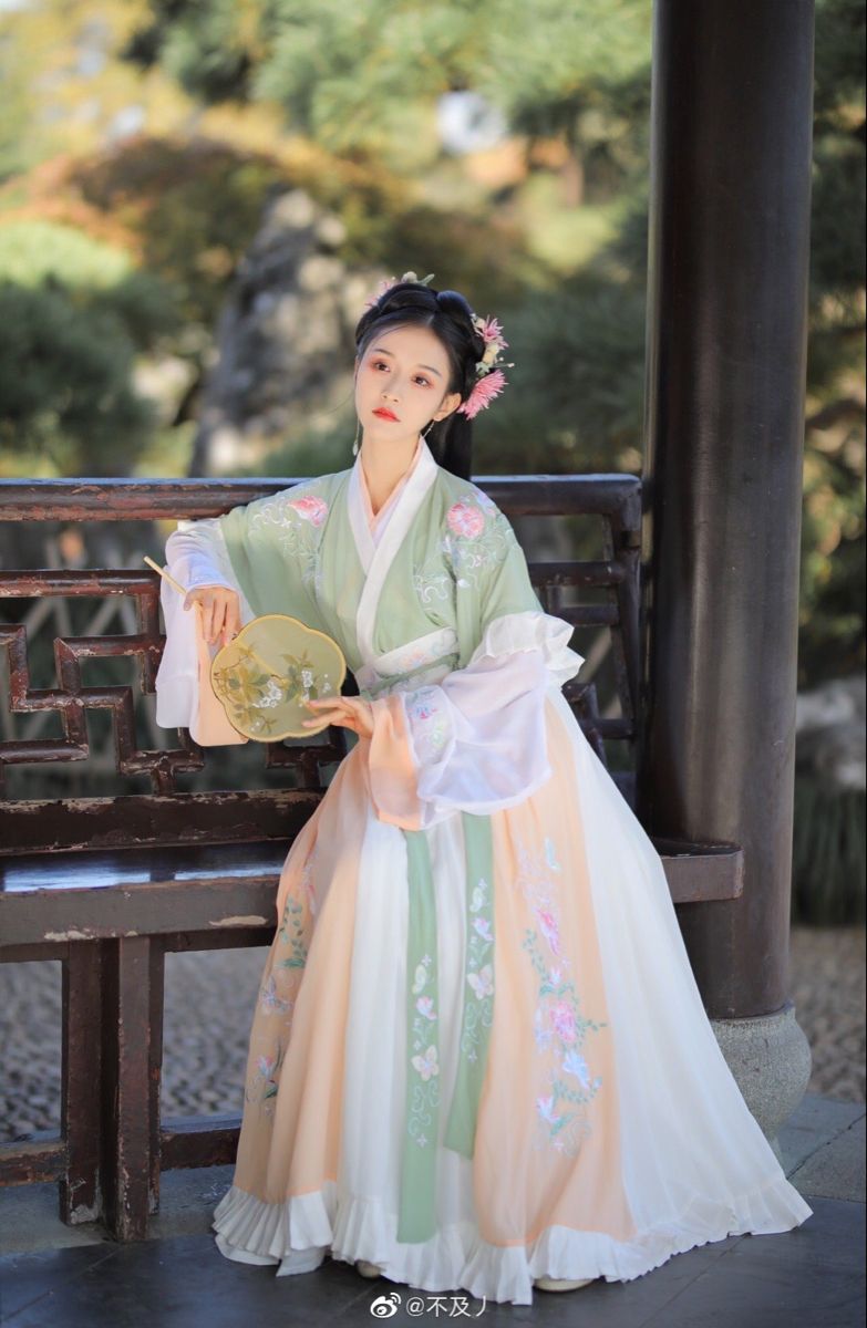 Vintage Cheongsam:Embracing the Essence of Chinese Heritage Vintage Cheongsam:Embracing the Essence of Chinese Heritage
