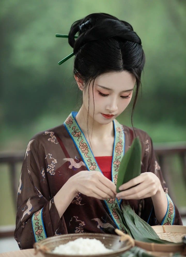 The Splendor of Su Daji in Traditional Hanfu Attire The Splendor of Su Daji in Traditional Hanfu Attire