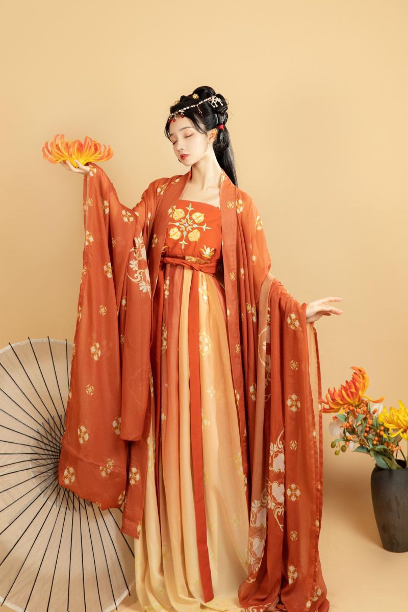 Embracing the New Sino-Style Hanfu Fashion for the Petite Figure Embracing the New Sino-Style Hanfu Fashion for the Petite Figure